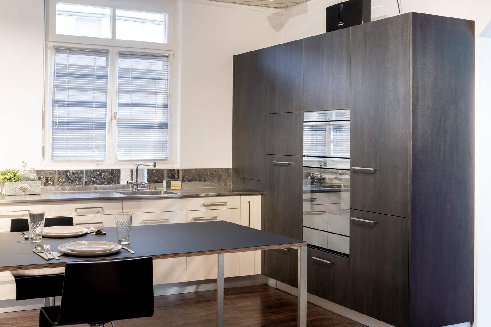 Hell trifft auf dunkel